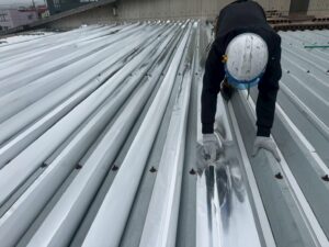 屋根遮熱工事の施工中|サーモバリア設置作業