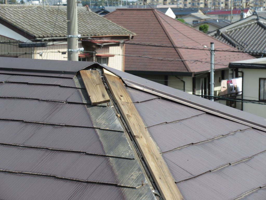 高所作業カメラの画像で台風による屋根の破損を発見