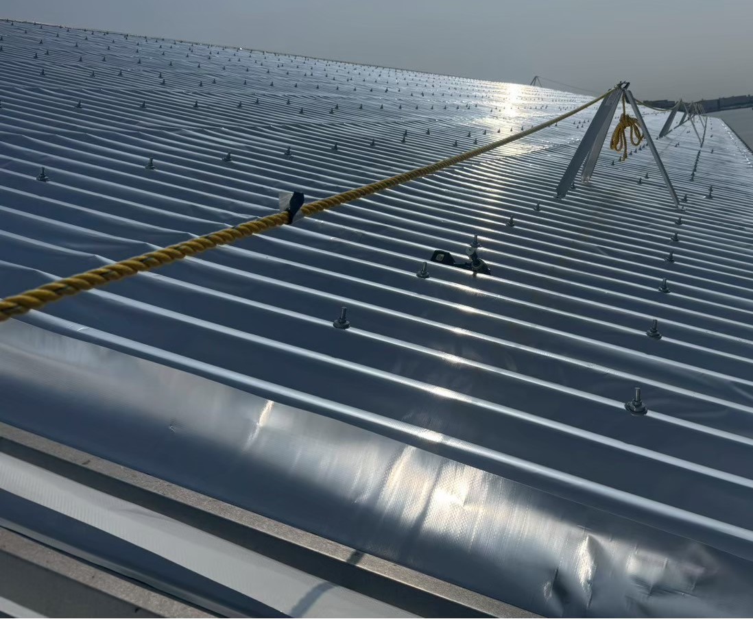 折板屋根にサーモバリア遮熱シートを施工した遮熱工事の様子と建物外観（工場・倉庫の暑さ対策）