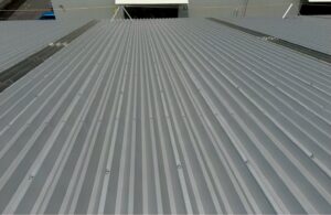 折板屋根にサーモバリア遮熱シートを施工した遮熱工事の様子と建物外観（工場・倉庫の暑さ対策）