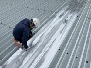 スカイ工法施工中｜遮熱シート貼り付け工程