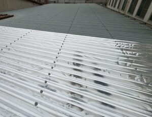 折板屋根への遮熱シート施工工程｜工場屋根施工中