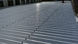 遮熱シート施工後の折板屋根｜サーモバリア施工完了のメイン画像