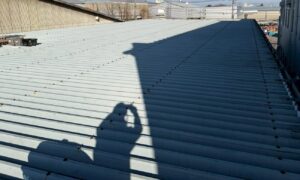 工場屋根の施工前状況｜遮熱シート施工前の折板屋根