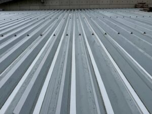 サーモバリア遮熱シート施工中｜折板屋根への貼り付け作業