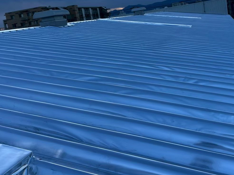 神奈川県厚木市 自動車部品物流センターの折板屋根遮熱工事（サーモバリア施工事例）