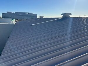 折板屋根の施工前状況｜物流センターの遮熱対策前の屋根状態（厚木市）