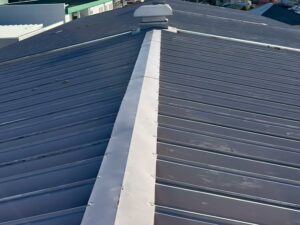 物流施設の屋根施工前｜遮熱工事前の折板屋根（自動車部品センター）