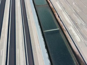 遮熱施工前の折板屋根｜物流センターの屋根環境（厚木市）