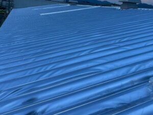遮熱シート施工後の折板屋根｜サーモバリア施工完了状態（物流センター）