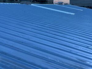サーモバリア施工後の屋根｜折板屋根の遮熱施工完了（物流センター）