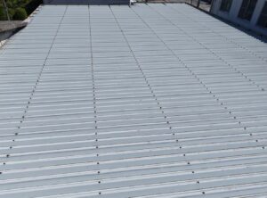 折板屋根の施工前状態｜工場屋根の遮熱対策前の状況