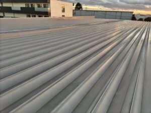 遮熱施工前の営業所建物｜屋根からの熱影響を受ける施設外観