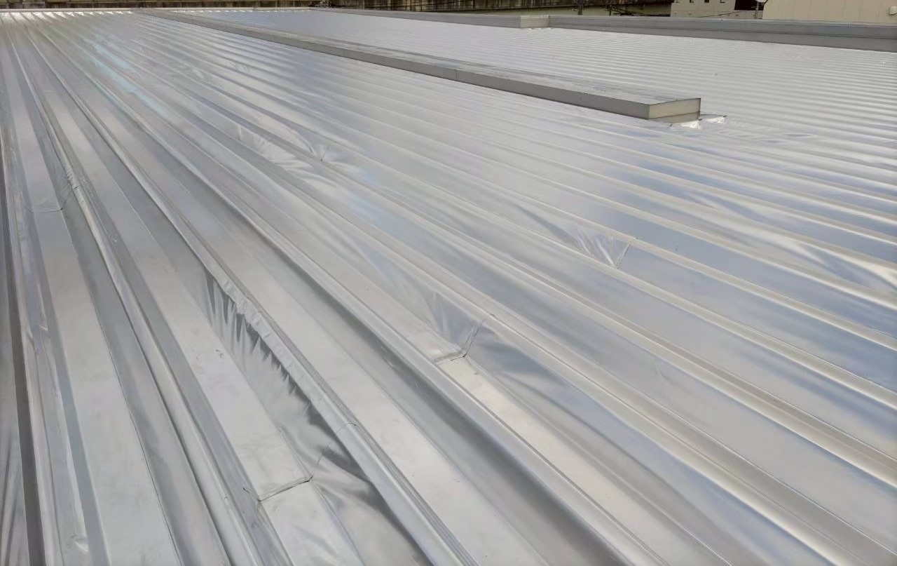 折板屋根の施工前状況｜自動車部品営業所の遮熱工事前の屋根表紙