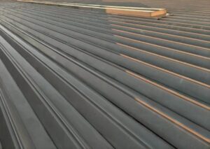 折板屋根の施工前確認｜遮熱対策前の屋根状態（横浜市営業所）