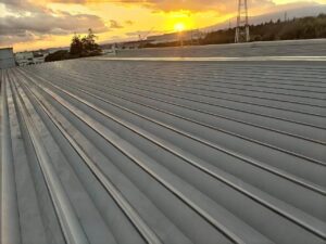 折板屋根の施工前状況｜自動車部品営業所の遮熱工事前の屋根状態