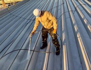 折板屋根の施工前確認｜遮熱対策中の屋根状態（横浜市営業所）