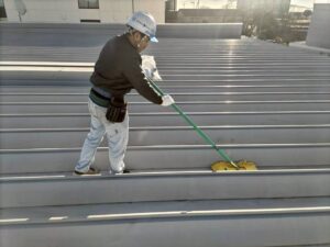 サーモバリア遮熱シート施工中｜折板屋根へのスカイ工法施工