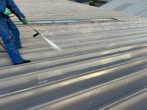 屋根遮熱工事の施工工程｜物流センターの遮熱施工中（サーモバリア）