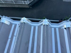 サーモバリア施工中｜折板屋根への遮熱シート貼付作業（厚木市物流センター）