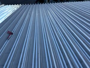 折板屋根への遮熱施工｜スカイ工法による施工状況（厚木市）