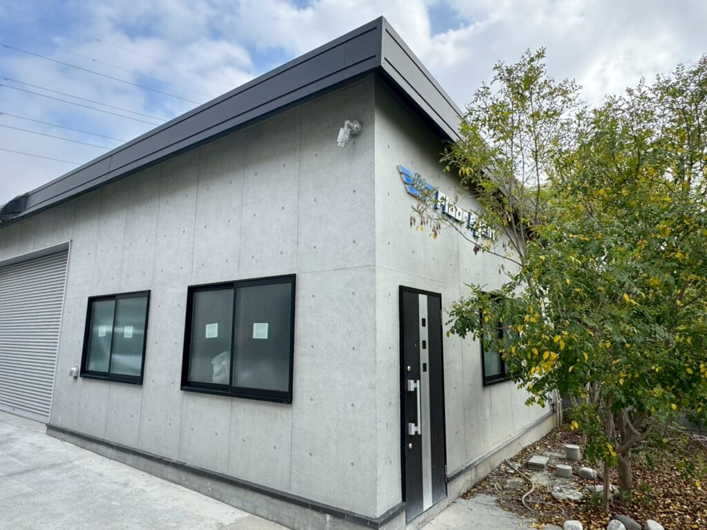 倉庫兼作業・技術訓練スペースの外観（屋根の遮熱対策工事前）