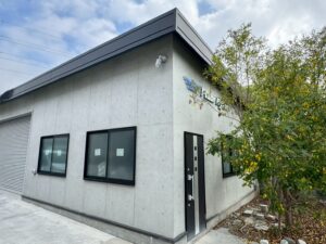 倉庫兼作業・技術訓練スペースの外観（屋根の遮熱対策工事前）