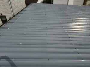 施工前の屋根裏・室内側（暑さ対策が課題の作業スペース）