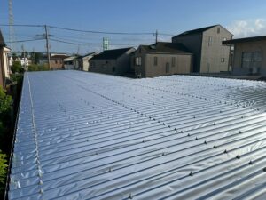 施工後の屋根全体（遮熱シート施工完了・暑さ対策）