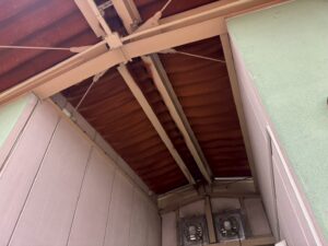 遮熱施工前の天井状況｜断熱材ありでも暑い室内環境（学校施設）