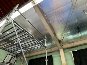 サーモバリア屋根下施工中｜卓球場天井への遮熱シート設置
