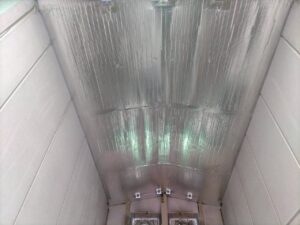 遮熱施工完了後の卓球練習場｜天井遮熱工事完了状態（蕨高校）