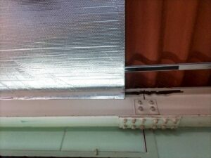 天井下地施工および遮熱シート設置作業｜屋根下遮熱工事（蕨高校）