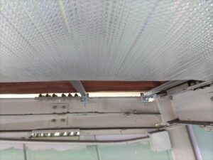 天井下地施工および遮熱シート設置作業｜屋根下遮熱工事（蕨高校）