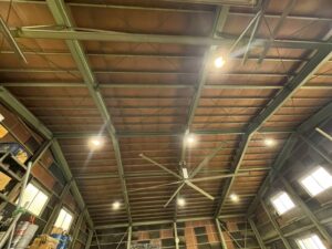 施工前の工場屋根室内側。サーモバリアSを屋根下工法で施工する前の天井面の様子。