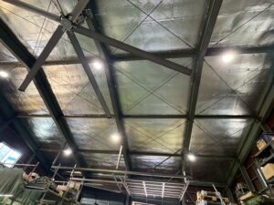 屋根下に施工されたサーモバリアSの仕上がり。工場内の暑さ対策として遮熱シートを設置。