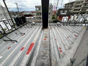 安楽亭 店舗外観 施工前｜遮熱シート施工対象屋根の現況