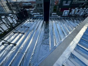安楽亭 遮熱シート施工完了写真｜屋根全景および施工後状況