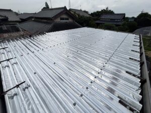 工場屋根に施工した遮熱シートによる屋根上遮熱工事の施工後写真
