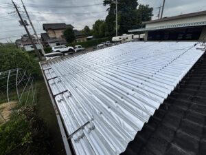 遮熱シート施工完了後の折板屋根全景と屋根上遮熱工事の仕上がり