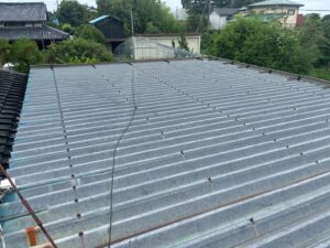 遮熱シート施工前の折板屋根全景と既存屋根の状態