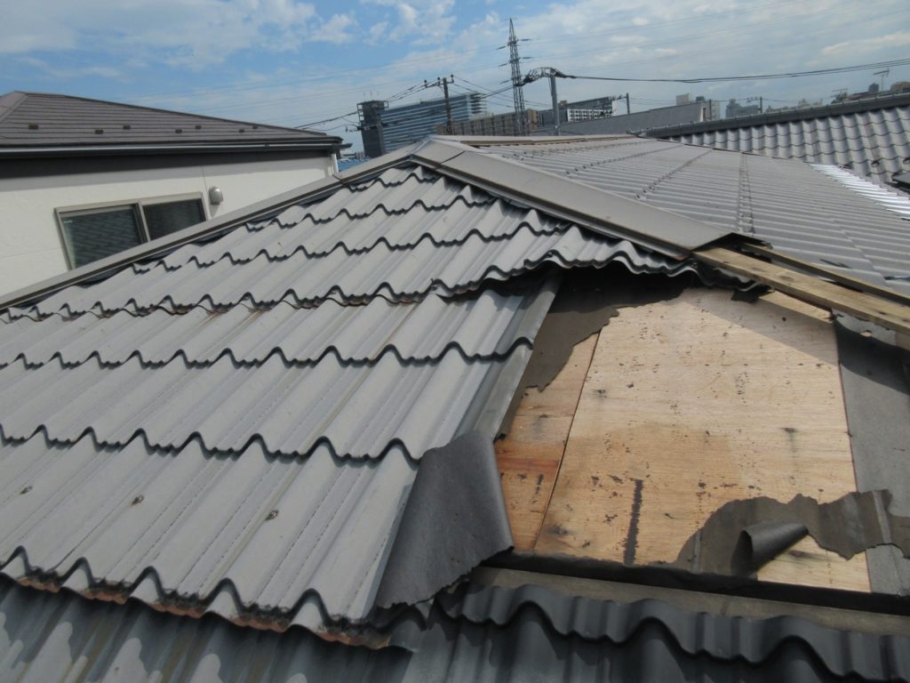 台風で屋根が飛び雨漏り発生